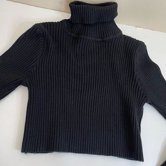 FashionNova| Turtleneck| thick good quality fabric| Has stretch - Picture 9 of 11